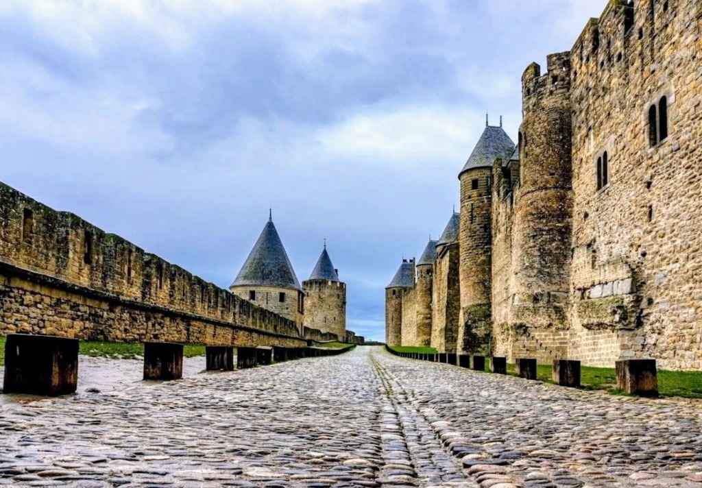 Strada attorno al castello