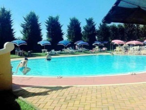 Relax piscina esterna sol estate.