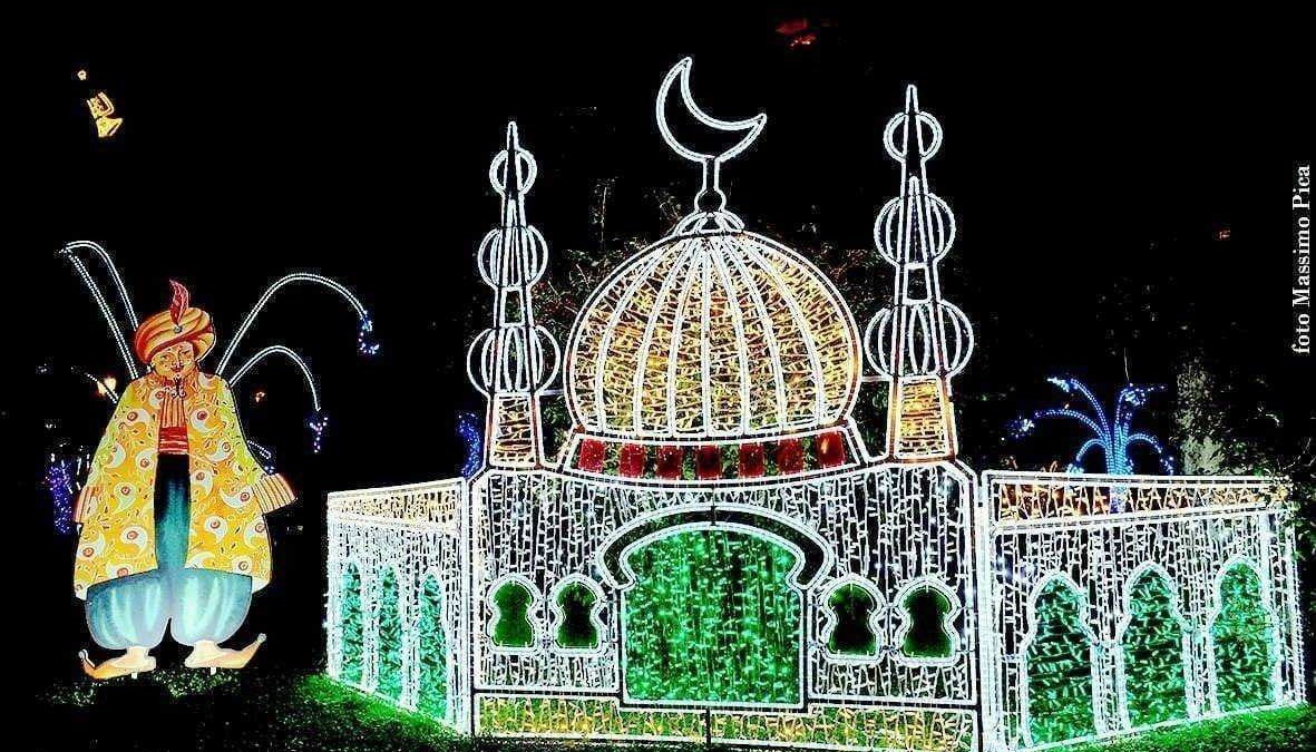 Scenografia natalizia con luci a LED di un palazzo islamico e figura di un pappagallo colorato, decorazioni luminose festive, atmosfera di festa e tradizione.