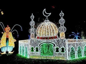 Scenografia natalizia con luci a LED di un palazzo islamico e figura di un pappagallo colorato, decorazioni luminose festive, atmosfera di festa e tradizione.