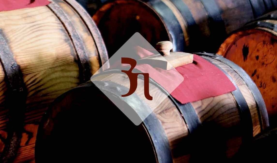 Barili di vino di rovere in cantina, maturazione e invecchiamento di vini pregiati, dettaglio di botti in bottega vinicola, produzione di vino artigianale, appunti sul blog.