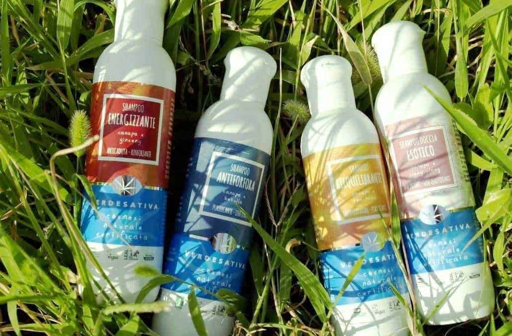 Shampoos naturali per capelli in bottiglie di plastica in giardino, con etichette colorate di erbe e ingredienti naturali. Ideali per trattamenti dermatologicamente testati e efficaci.