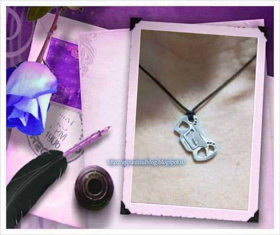 Collana con ciondolo a forma di bottiglia di birra, accessorio trendy, gioielli originali, moda street style, decorazioni personalizzate, stile urbano fashion, originalità nel design, moda alternativa, bijoux innovativi, dettagli fashion unici.