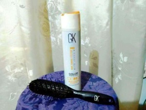 Pennello per capelli con districante e spray per la cura dei capelli colorati, protezione UV, idratazione e shock treatment, ideale per mantenere i capelli sani e luminosi.