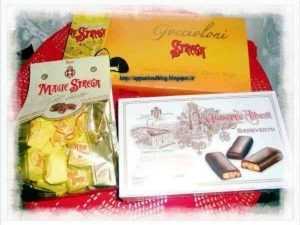 Dolci tipici italiani: cioccolatini Magic Strega e Gnocchi di Baba con ricetta tradizionale, presentati su un vassoio rosso, accompagnati da volantini promozionali e un sito web di riferimento.