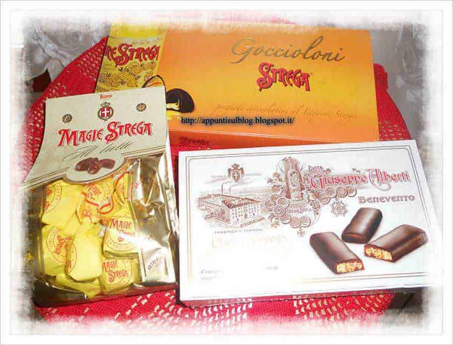 Cioccolatini Strega Benevento. Caramelle tradizionali italiani alle mandorle, provenienti dalla tradizione campana, 
