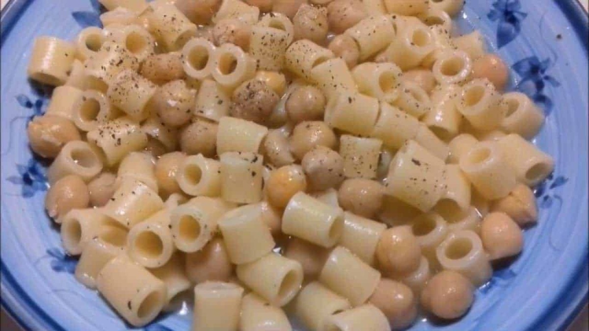 Pasta e ceci, piatto di pasta con ceci, ricetta tradizionale italiana, cucina semplice e genuina, piatto vegetariano ricco di proteine, primi piatti tipici italiani.