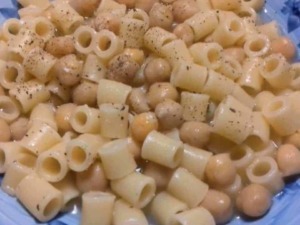 Pasta e ceci, piatto di pasta con ceci, ricetta tradizionale italiana, cucina semplice e genuina, piatto vegetariano ricco di proteine, primi piatti tipici italiani.