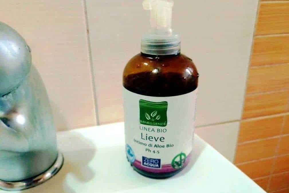 Linea Bio Lieve inizio di Aloe Vera, pH 4.5, prodotto naturale per il benessere della pelle e dei capelli, senza alcool e con formula delicata. Ideale per uso quotidiano, fresco e efficace.