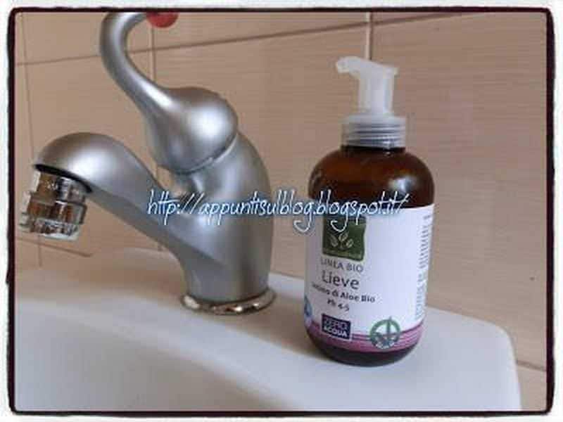 Lavandino con dispenser di sapone liquido biologico all'Aloe Vera vicino a rubinetto in cucina.