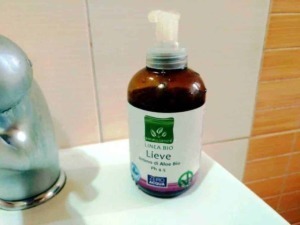 Linea Bio Lieve inizio di Aloe Vera, pH 4.5, prodotto naturale per il benessere della pelle e dei capelli, senza alcool e con formula delicata. Ideale per uso quotidiano, fresco e efficace.