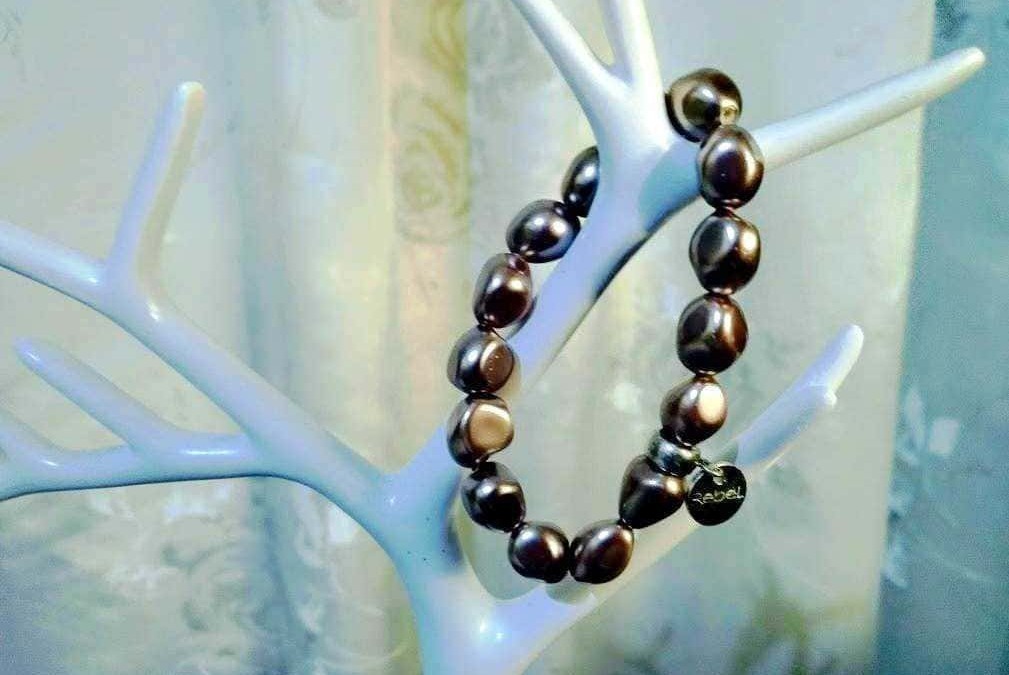 Bracciale di perle nere su ramo decorativo bianco, accessori moda eleganti, bijoux sofisticati, gioielli di lusso, idea regalo esclusiva, stile glamour e raffinato, tendenza gioielleria femminile.