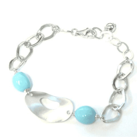 Braccialetto di moda con cristalli di turchese e catena in metallo argento, accessorio elegante e versatile.