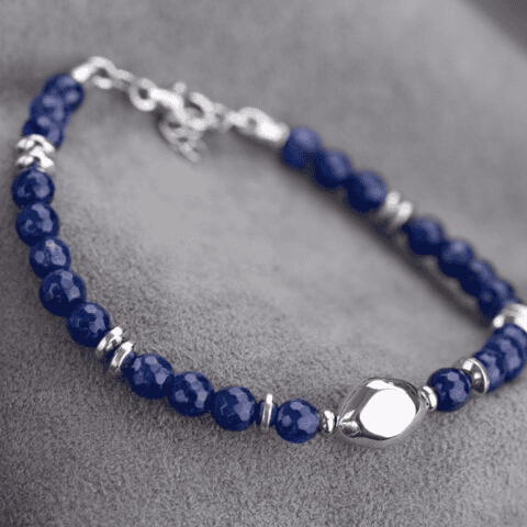Berenice, gioielli inimitabili d'argento e perle oceaniche. Bracciale in pietra blu con dettagli in argento, elegante e di tendenza. Perfetto come accessorio moda per valorizzare ogni outfit con un tocco di eleganza.
