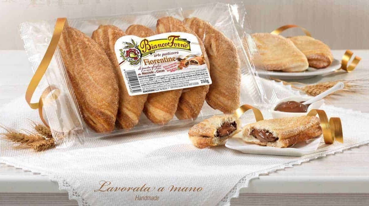 Deliziose brioche ripiene di cioccolato, confezionate artigianalmente e perfette per una colazione dolce. Ricetta tradizionale toscana con ingredienti di alta qualità e lavorazione fatta a mano.