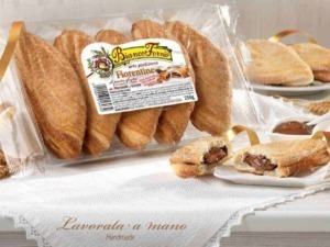 Deliziose brioche ripiene di cioccolato, confezionate artigianalmente e perfette per una colazione dolce. Ricetta tradizionale toscana con ingredienti di alta qualità e lavorazione fatta a mano.