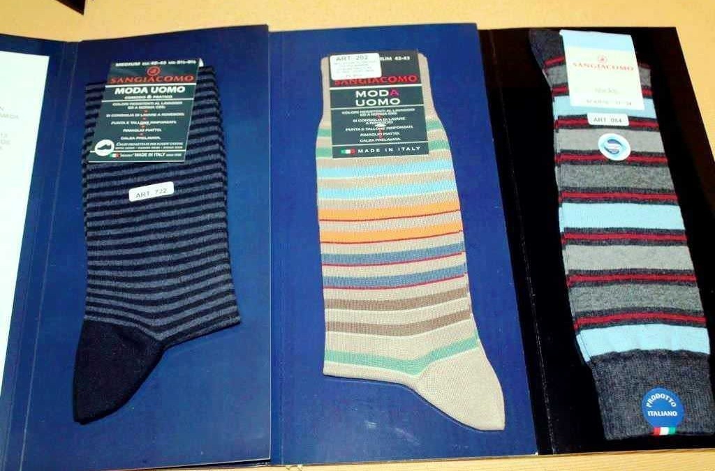 Sottobicchieri di calzini da uomo con vari colori e fantasie, mostra modelli italiani e di alta qualità, collezione di calze classiche e alla moda per uomo, ideali anche come regalo elegante.