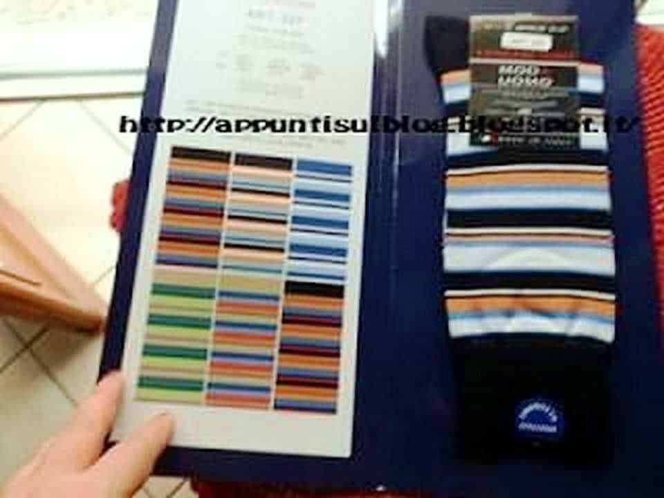 Colori di penne e marker su campione, materiale artistico e strumenti di scrittura.