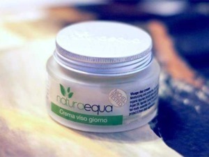Crema viso giorno naturale Naturequa in barattolo, skincare biologica, idratante e rivitalizzante, ideale per la cura quotidiana della pelle del viso, prodotti di cosmetica eco-friendly.
