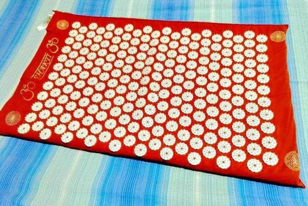 Fiore di loto in pasta di mandorle per decorazioni arredo simbolo spirituale, perfetto come complemento artistico in cucina e dolci gourmet, su tessuto rosso decorativo.