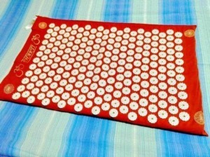 Fiore di loto in pasta di mandorle per decorazioni arredo simbolo spirituale, perfetto come complemento artistico in cucina e dolci gourmet, su tessuto rosso decorativo.