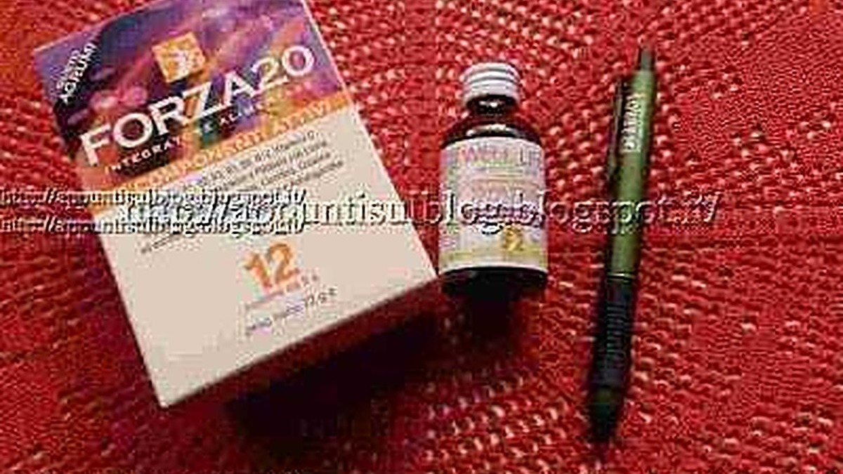 Integratore di vitamina D3 e K2 in bottiglia con penna verde su sfondo rosso, per il benessere della salute ossea e immunitaria.