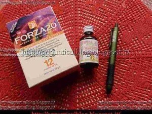 Integratore di vitamina D3 e K2 in bottiglia con penna verde su sfondo rosso, per il benessere della salute ossea e immunitaria.