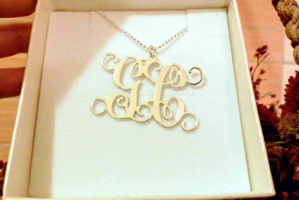 Ciondolo personalizzato con nome "Cloe" in oro rosa, elegante gioielleria e regalo di lusso, perfetto per occasioni speciali.