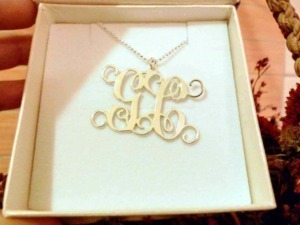 Ciondolo personalizzato con nome "Cloe" in oro rosa, elegante gioielleria e regalo di lusso, perfetto per occasioni speciali.