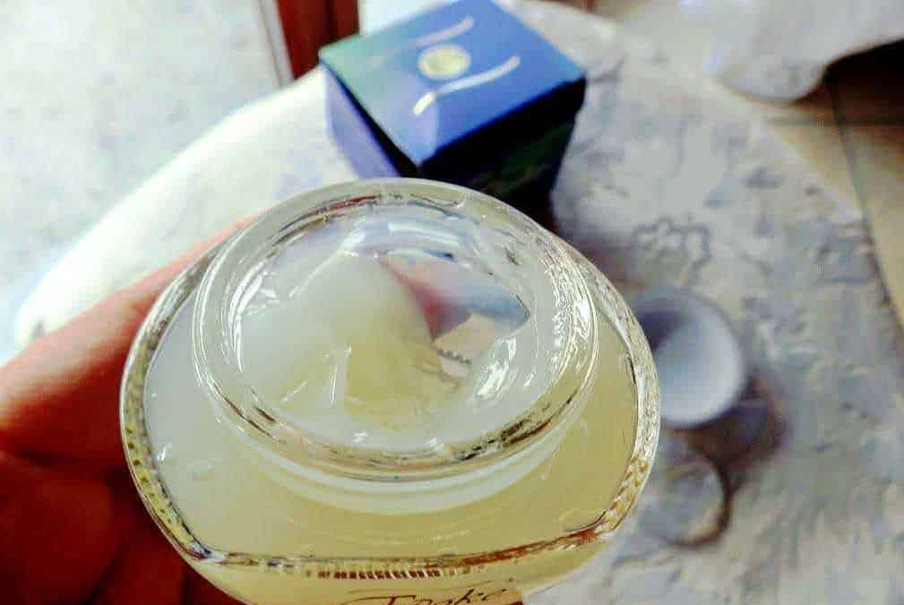 Crema viso idratante in barattolo, cura della pelle, bellezza naturale, prodotti cosmetici, recensione cosmetici.