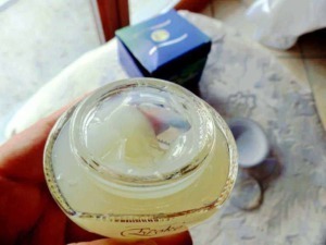 Crema viso idratante in barattolo, cura della pelle, bellezza naturale, prodotti cosmetici, recensione cosmetici.