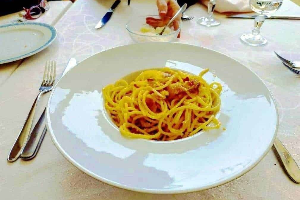 Spaghetti all'amatriciana con guanciale e pecorino romano