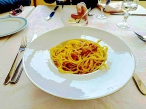 Spaghetti all'amatriciana con guanciale e pecorino romano