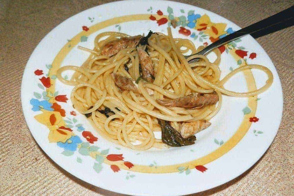 Spaghetti alla carbonara con funghi porcini e pancetta su piatto decorato, pietanza tradizionale italiana, ricetta semplice e gustosa, perfetta per cene veloci e family dinner.
