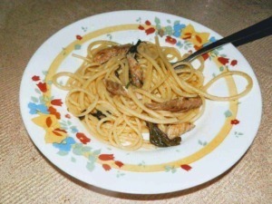 Spaghetti alla carbonara con funghi porcini e pancetta su piatto decorato, pietanza tradizionale italiana, ricetta semplice e gustosa, perfetta per cene veloci e family dinner.