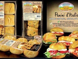 Pane appena sfornate di panini d'Italia, inclusi croissant, focaccine e rotoli di pane, pronti per essere gustati in pochi minuti.