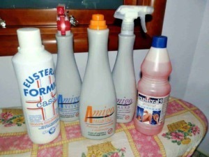 Polveri e detergenti per pulizia e casa, contenitori spray e detergenti multifunzione su tovaglia floreale, prodotto di pulizia domestica, cura della casa e igiene quotidiana.