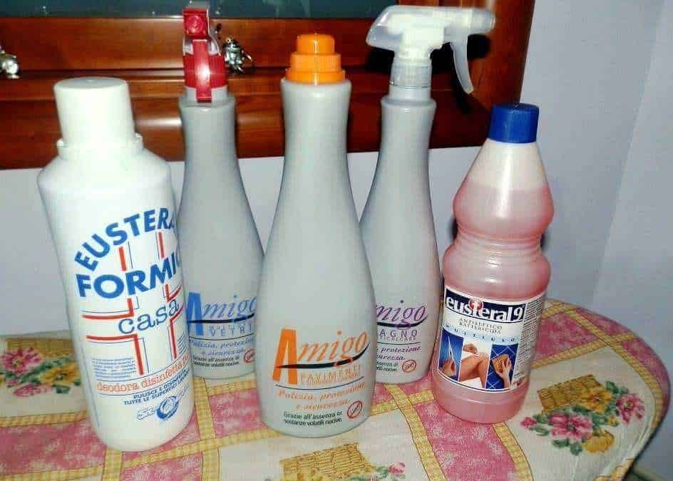 Polveri e detergenti per pulizia e casa, contenitori spray e detergenti multifunzione su tovaglia floreale, prodotto di pulizia domestica, cura della casa e igiene quotidiana.