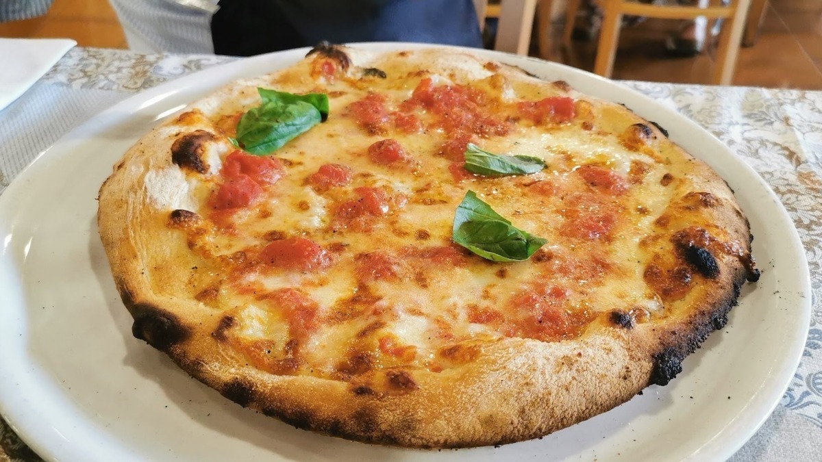 Storia della pizza: pizza napoletana con pomodoro e mozzarella