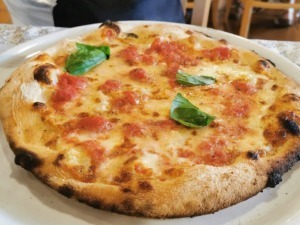 Storia della pizza: pizza napoletana con pomodoro e mozzarella