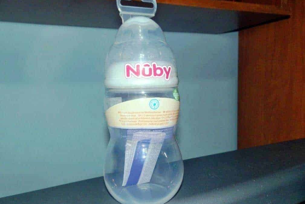 Nuby bottiglia per neonati con tettarella, copertina trasparente, adatta all'alimentazione infantile, utile per socializzazione e sana alimentazione.