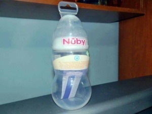 Nuby bottiglia per neonati con tettarella, copertina trasparente, adatta all'alimentazione infantile, utile per socializzazione e sana alimentazione.