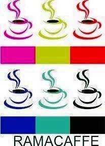 Tazza di tè con piattino decorativo floreale su tovaglia colorata, dettaglio di un momento di relax e convivialità.