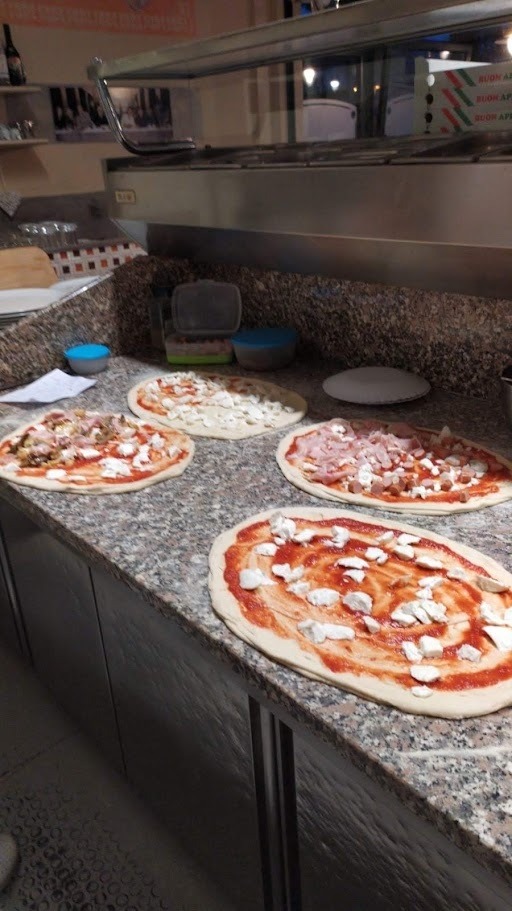 Pizza: piatto che ha conquistato il mondo Pizza napoletana con pomodoro e mozzarella
