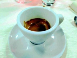 Calice di Espresso con crema intensa, servito in tazza bianca elegante su piattino, perfetto per gli amanti del caffè, in ambiente raffinato e accogliente.