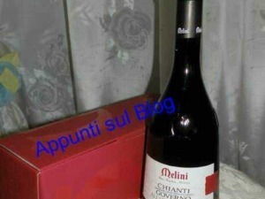 Chianti Classico DOCG bottiglia di vino rosso con packaging regalo in scatola rossa, ideale per appassionati di vini italiani di qualità, perfetto per occasioni speciali e degustazioni.