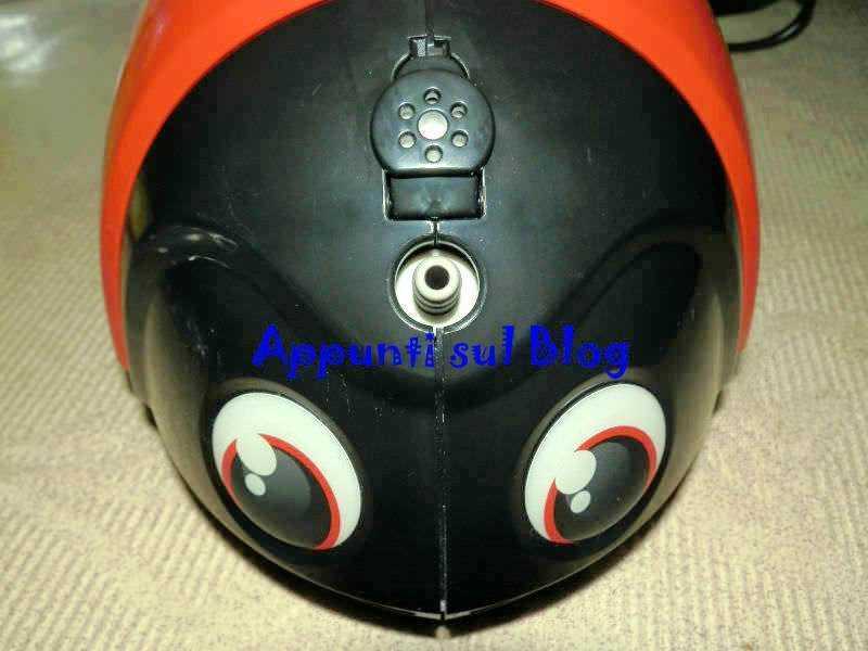 Maschera da motorcycle con occhi grandi e dettagli colorati, design divertente e originale per casco moto style cartoon e sicurezza stradale.