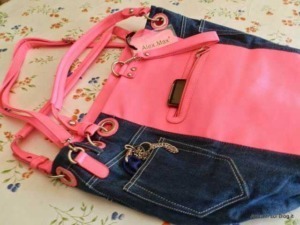 Borsa con tasca frontale rosa e blu jeans dettagli in argento.