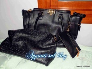 Borsa in pelle nera con tracolla e portafoglio coordinato, accessori moda eleganti e di alta qualità, ideali per un look sofisticato e alla moda.