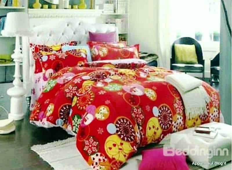 Fiocco di piuma multicolore sul letto decorato con biancheria da letto natalizia colorata, in una stanza luminosa con pareti verdi e arredamento accogliente.